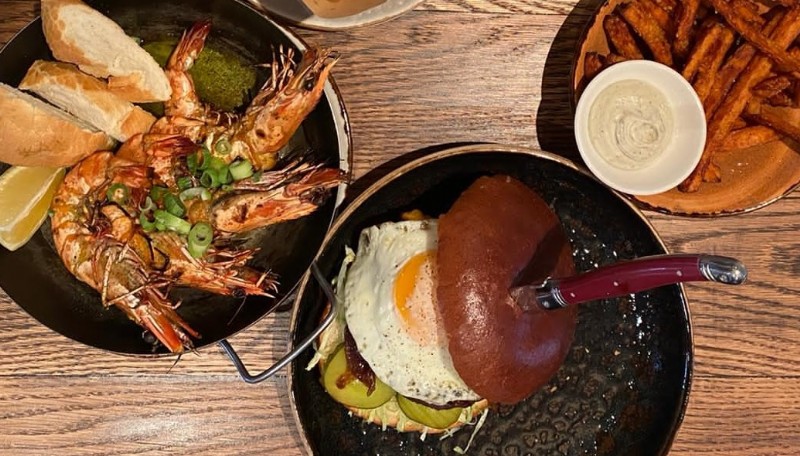 gerechten op tafel-langostinos-bistroburger-zoete frites